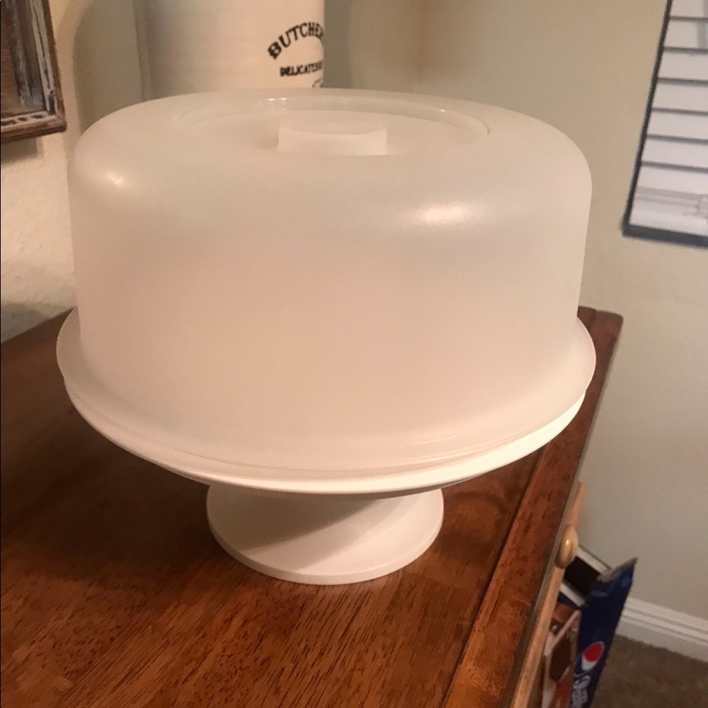 Vintage Tupperware cake keeper